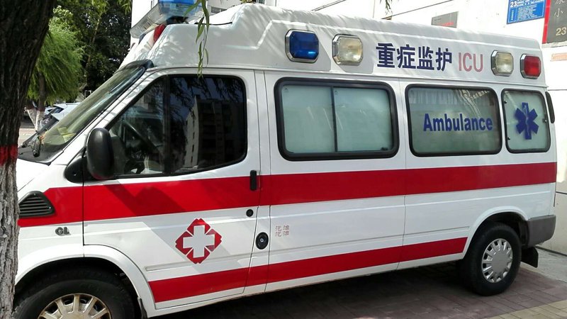 救护车长途转运：传统车辆与专业设备的较量
